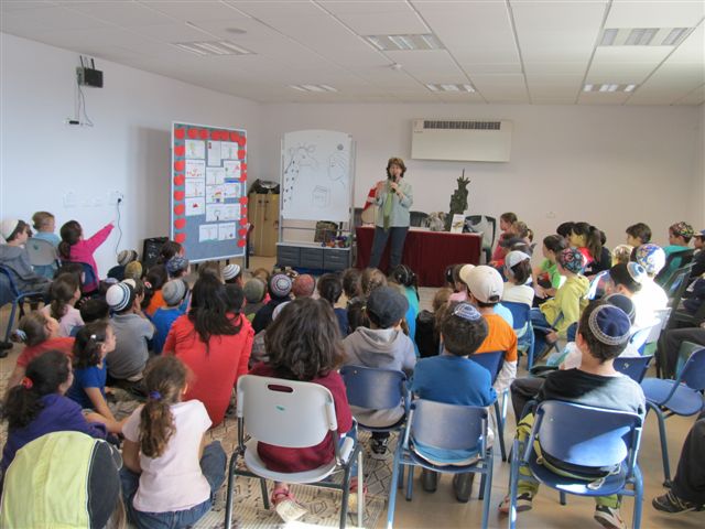 פגישה עם הסופרת אורית רז
